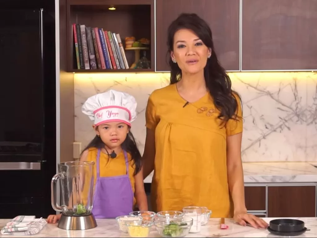 Chef Farah Quinn dan anaknya. (YouTube/Farah Quinn)