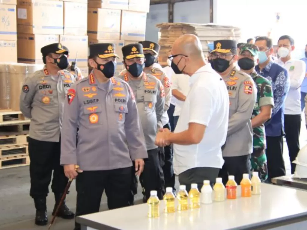 Listyo Sigit Prabowo cek pabrik minyak goreng PT Mikie Oleo di Bekasi. (Dok. Polri)