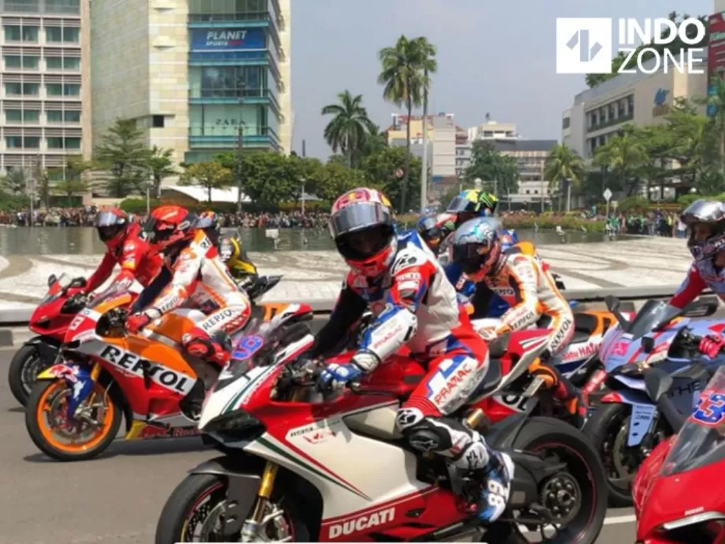 Rombongan pebalap MotoGP yang ikut konvoi seputar bundaran HI (SAMSUDHUHA/INDOZONE)