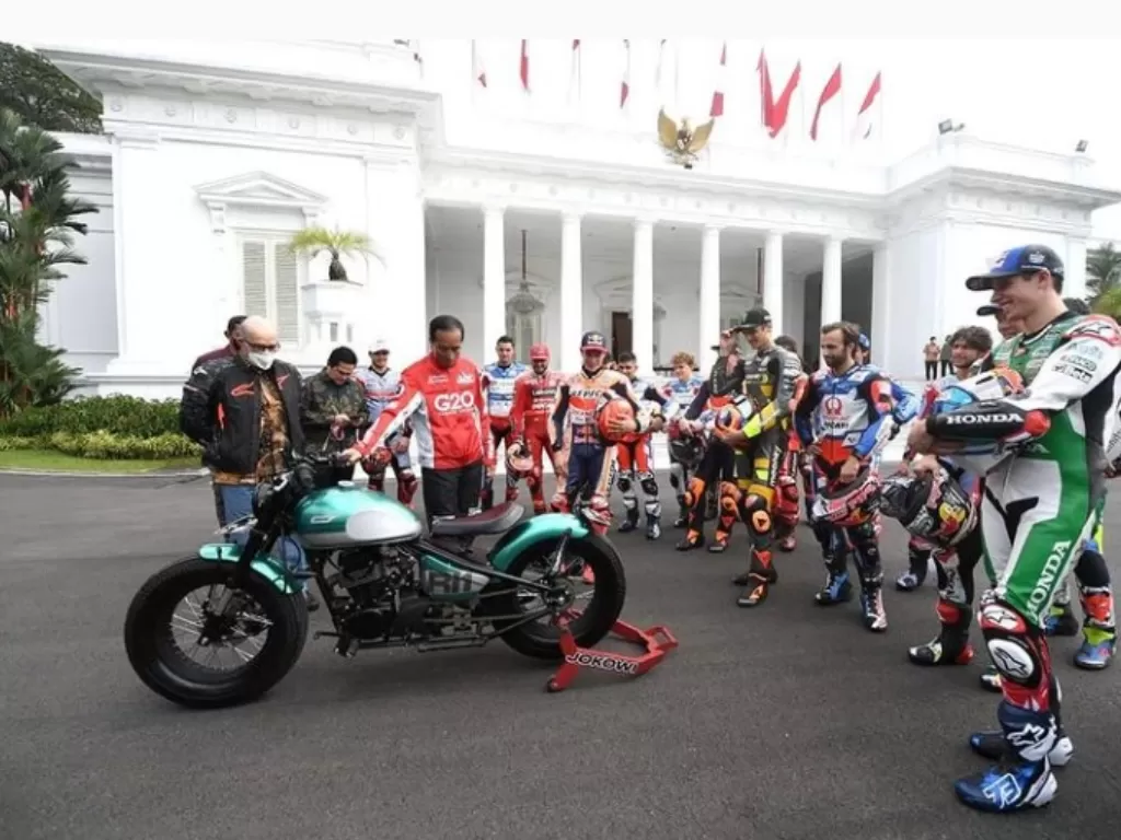Presiden Jokowi memamerkan motornya di depan pembalap MotoGP. (Instagram/@jokowi)