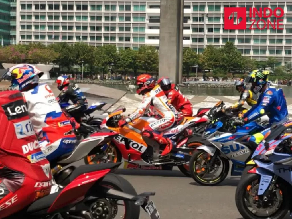 Momen Parade MotoGP melintas di Bundaran HI Jalan Thamrin, Jakarta Pusat. (INDOZONE/Samsudhuha Wildansyah).