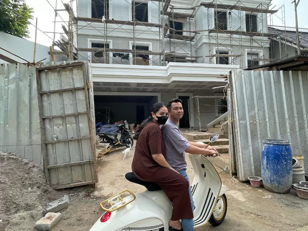 Raffi Ahmad dan Nagita Slavina berpose di depan rumah baru mereka. (Instagram/@raffinagita1717)