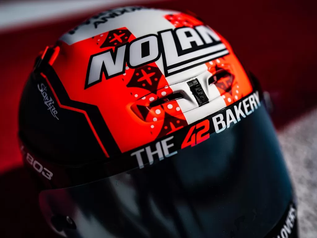 Tangkapan layar unggahan akun Instagram Alex Rins yang memperlihatkan desain helm khusus untuk balap MotoGP Grand Prix of Indonesia. (Foto/via IG/@alexrins))