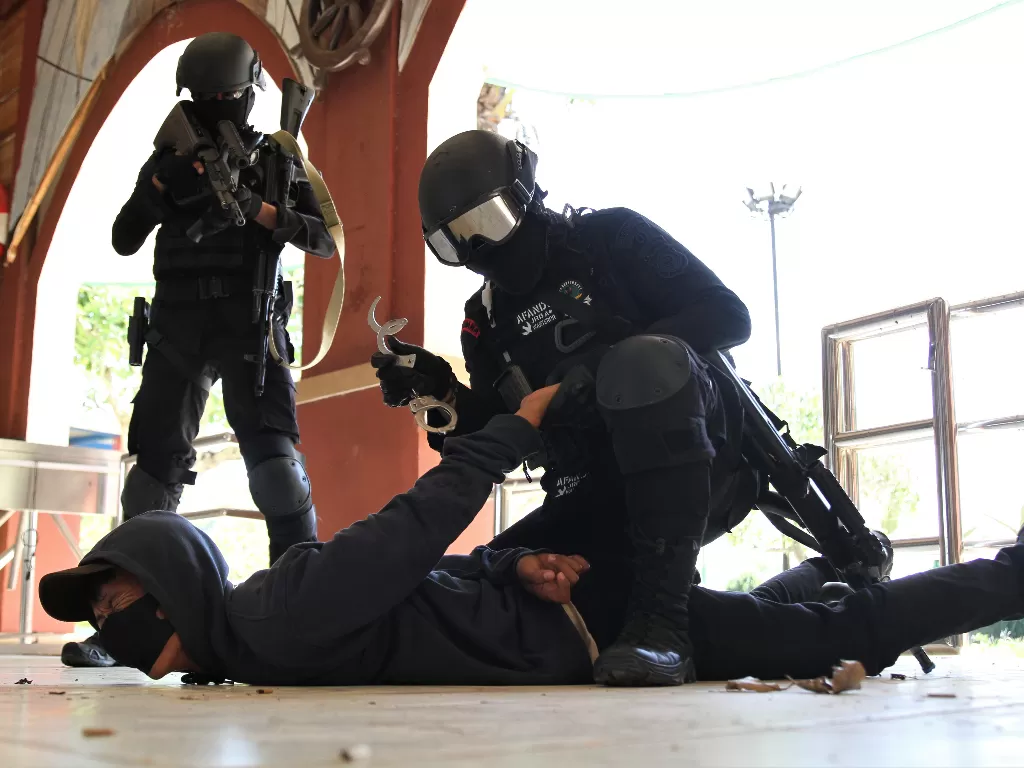 Personel Brimob Polda Sultra mengamankan seorang teroris saat simulasi antiteror di komplek perumahan Citra Land di Kendari, Kendari, Sulawesi Tenggara. (ANTARA FOTO/Jojon)