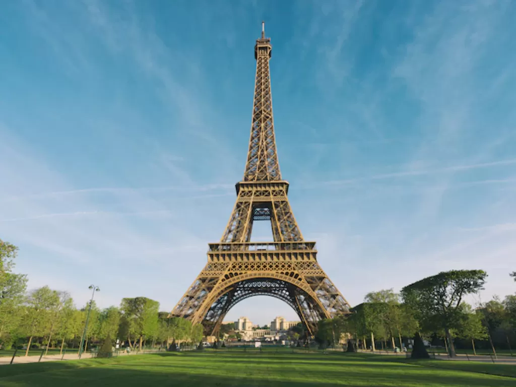 Menara Eiffel di Champ de Mars di tepi Sungai Seine, Paris, Prancis. (Freepik)