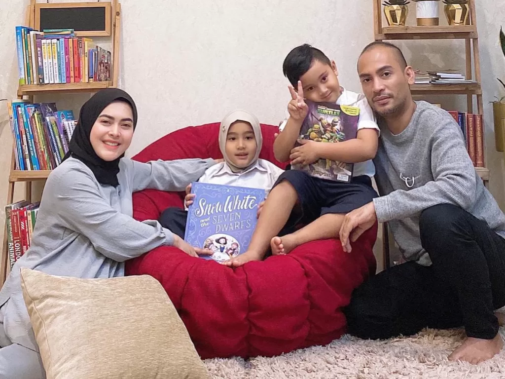 Aisyahrani bersama suami dan anak-anaknya. (Instagram/syh55)