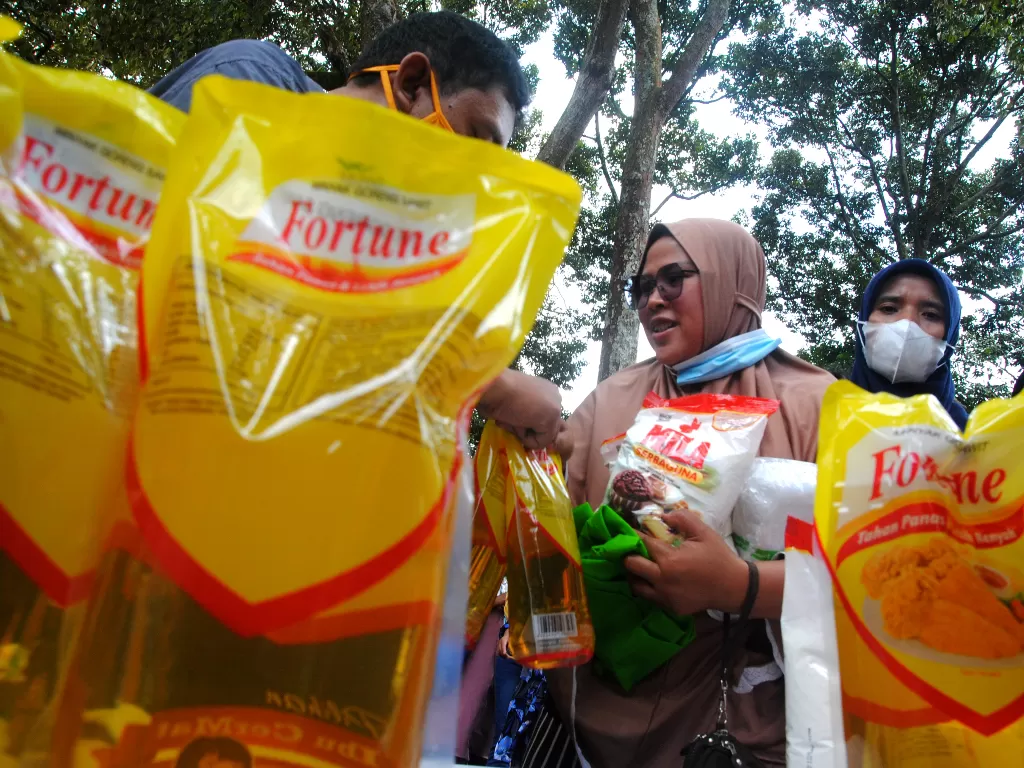 Warga membeli minyak goreng kemasan di Kelurahan Rancamaya, Kota Bogor, Jawa Barat. (ANTARA/Arif Firmansyah)