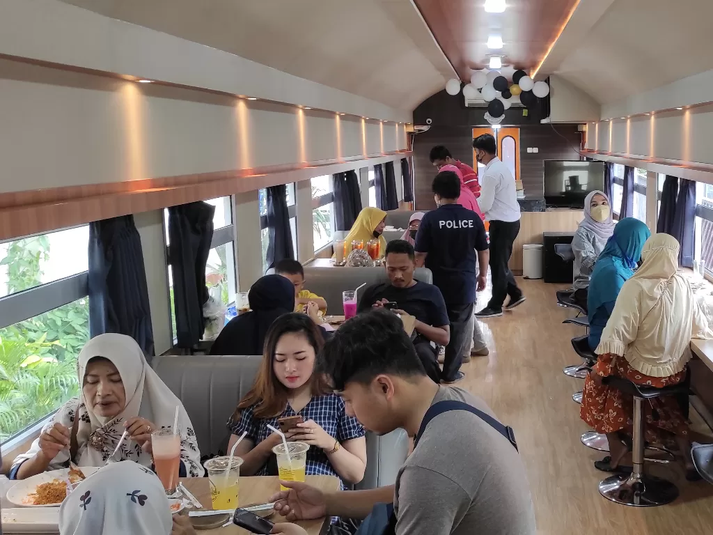 Pengunjung menikmati makan di dalam gerbong kereta (Pramita Kusumaningrum/IDZ Creators)