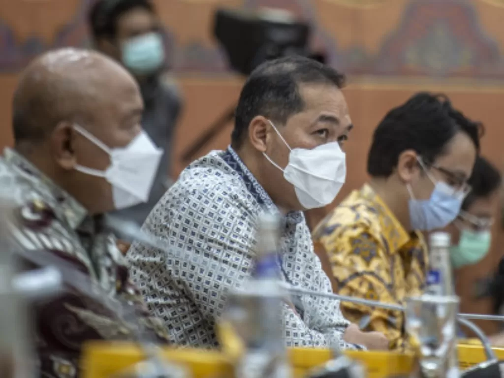 Menteri Perdagangan M Lutfi (tengah) mengikuti Rapat Kerja dengan Komisi VI DPR di komplek Parlemen, Jakarta, Kamis (17/3/2022). (ANTARA FOTO/Muhammad Adimaja)