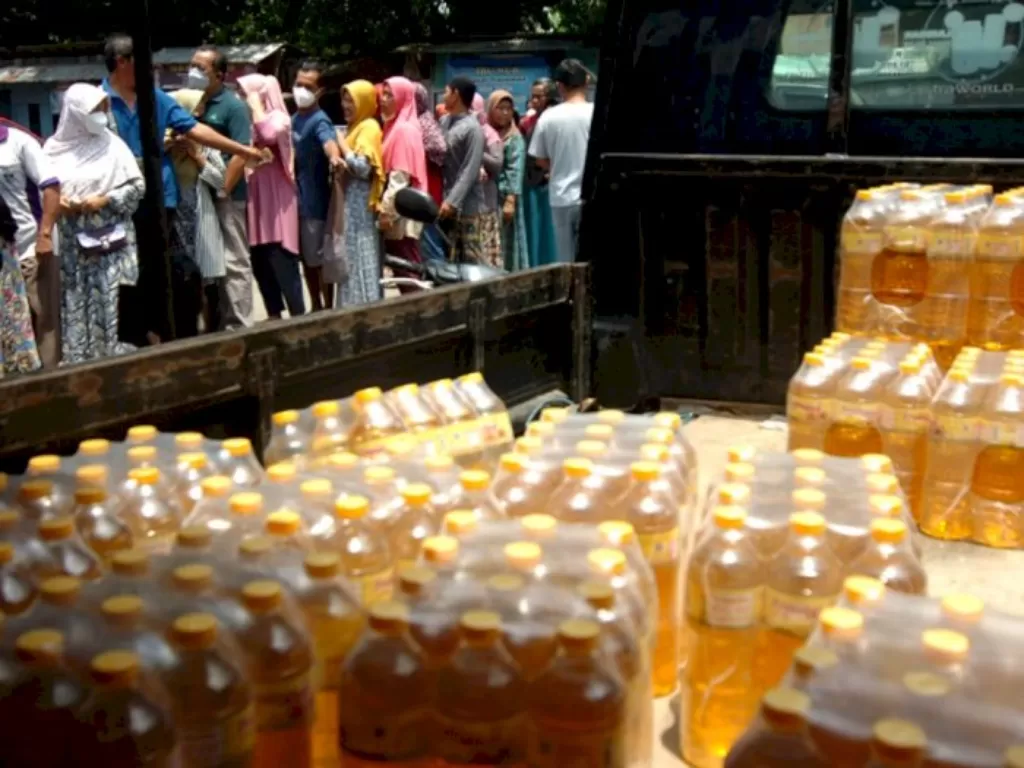 Warga antre membeli minyak goreng murah di Pasar Trayeman, Kabupaten Tegal, Jawa Tengah. (ANTARA FOTO/Oky Lukmansyah)