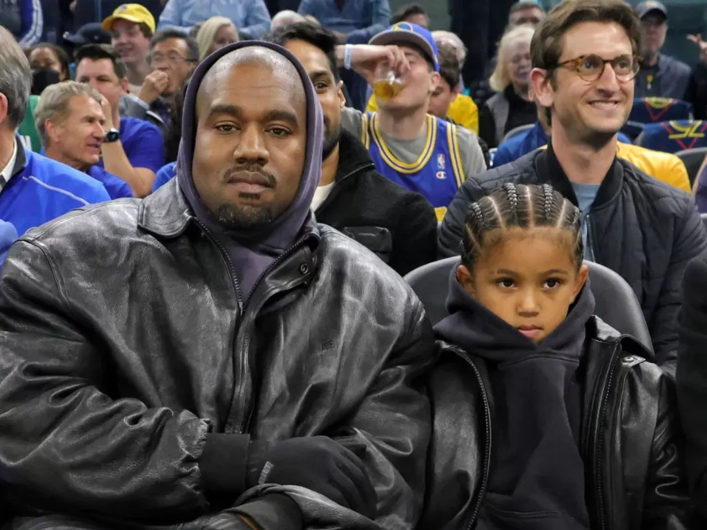 Kanye West dan putranya, Saint West menonton pertandingan NBA pada Kamis (17/3/2022)
