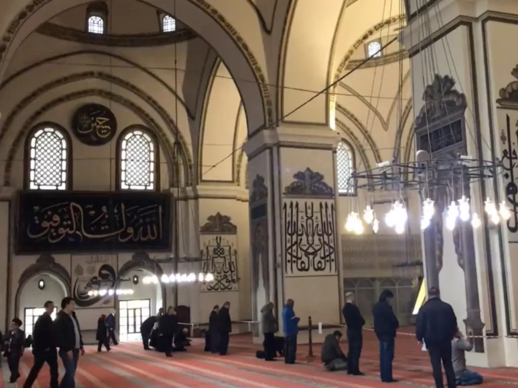 Masjid terbesar di Bursa, berhiaskan ratusan kaligrafi (Fabiola Lawalata/IDZ Creators)