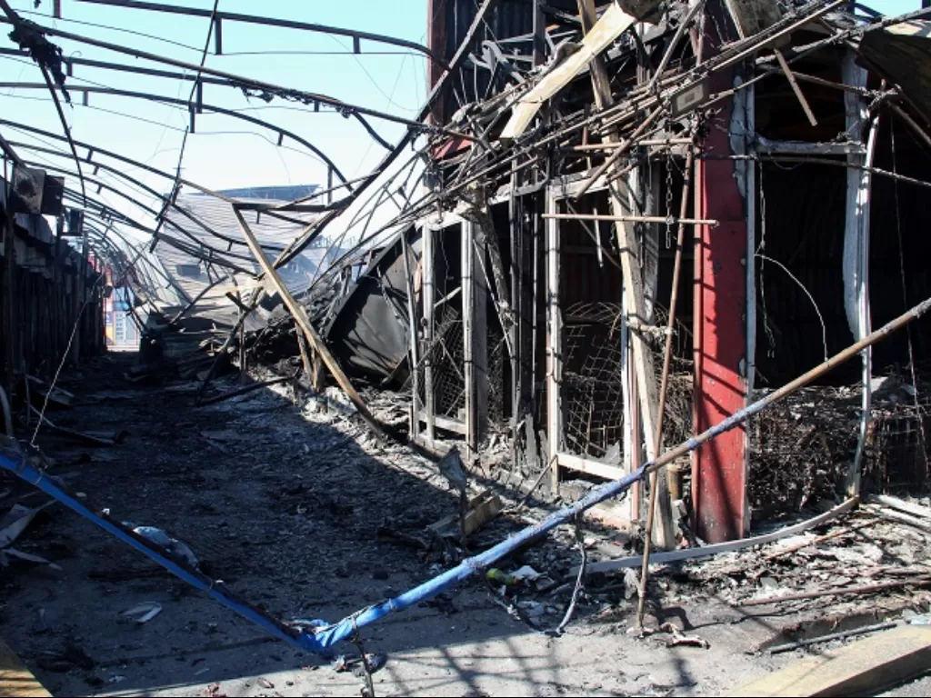 Sebuah pusat pemberlanjaan Ukraina hancur terkena rudal Rusia. (REUTERS/Oleksandr Lapshyn)