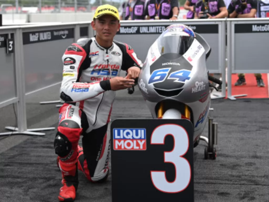 Mario Suryo Aji yang tergabung dalam Honda Team Asia usai sesi kualifikasi Moto3 di Sirkuit Mandalika, Sabtu (19/3/2022). (ANTARA FOTO/Andika Wahyu)