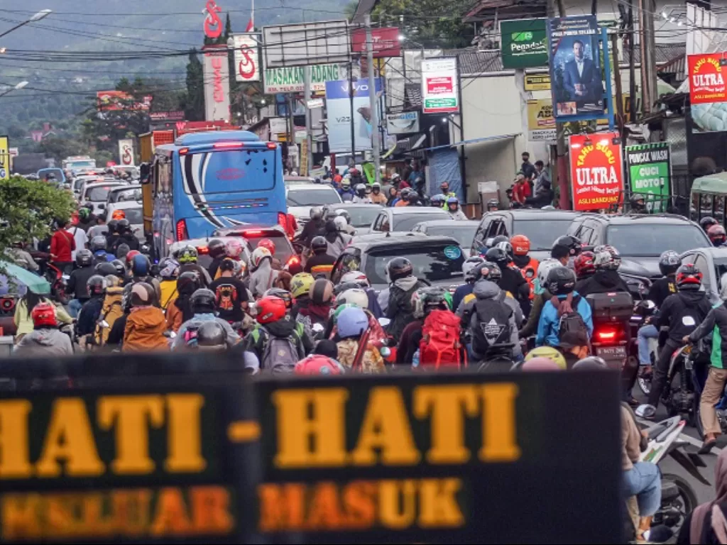 Sejumlah pengendara antre di jalur wisata Puncak, Cisarua, Kabupaten Bogor, Jawa Barat. (ANTARA FOTO/Yulius Satria Wijaya)