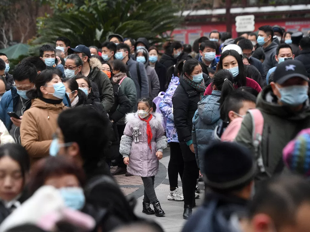 Warga mengantre untuk pengujian asam nukleat di kompleks perumahan menyusul kasus baru penyakit coronavirus (COVID-19) di Wuhan , provinsi Hubei, Cina 22 Februari 2022. (REUTERS/China Daily)