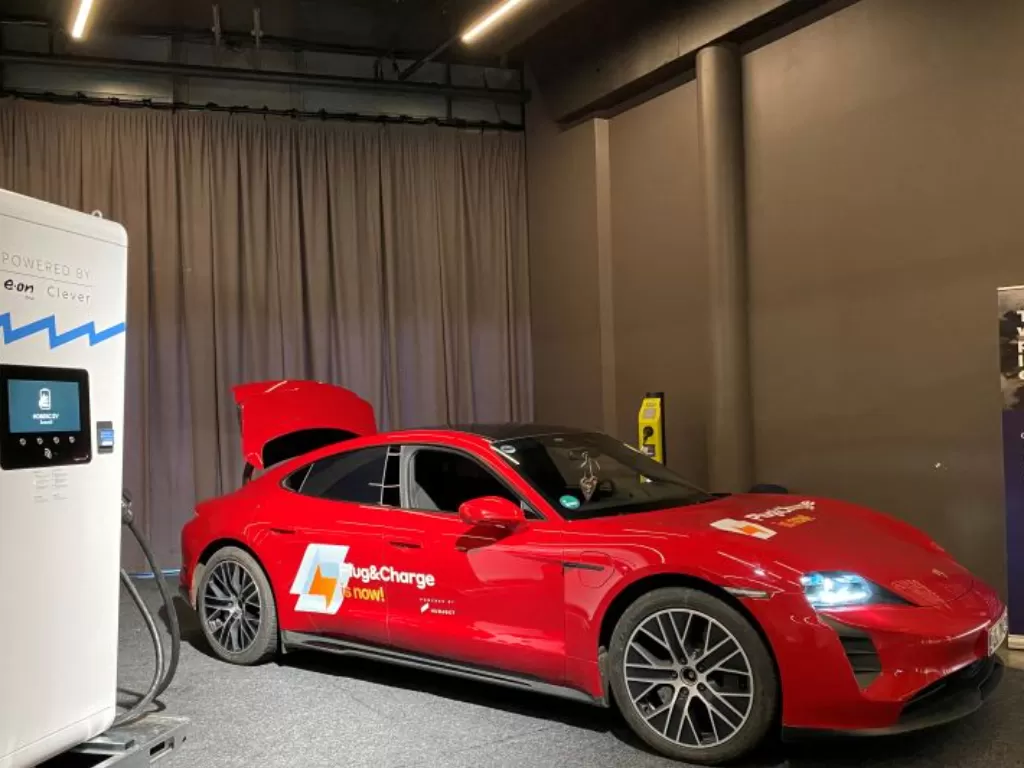 Porsche Taycan ditampilkan di pameran mobil di Oslo, Norwegia, 10 November 2021. Gambar diambil 10 November 2021 (ANTARA/REUTERS/Victoria Klesty)