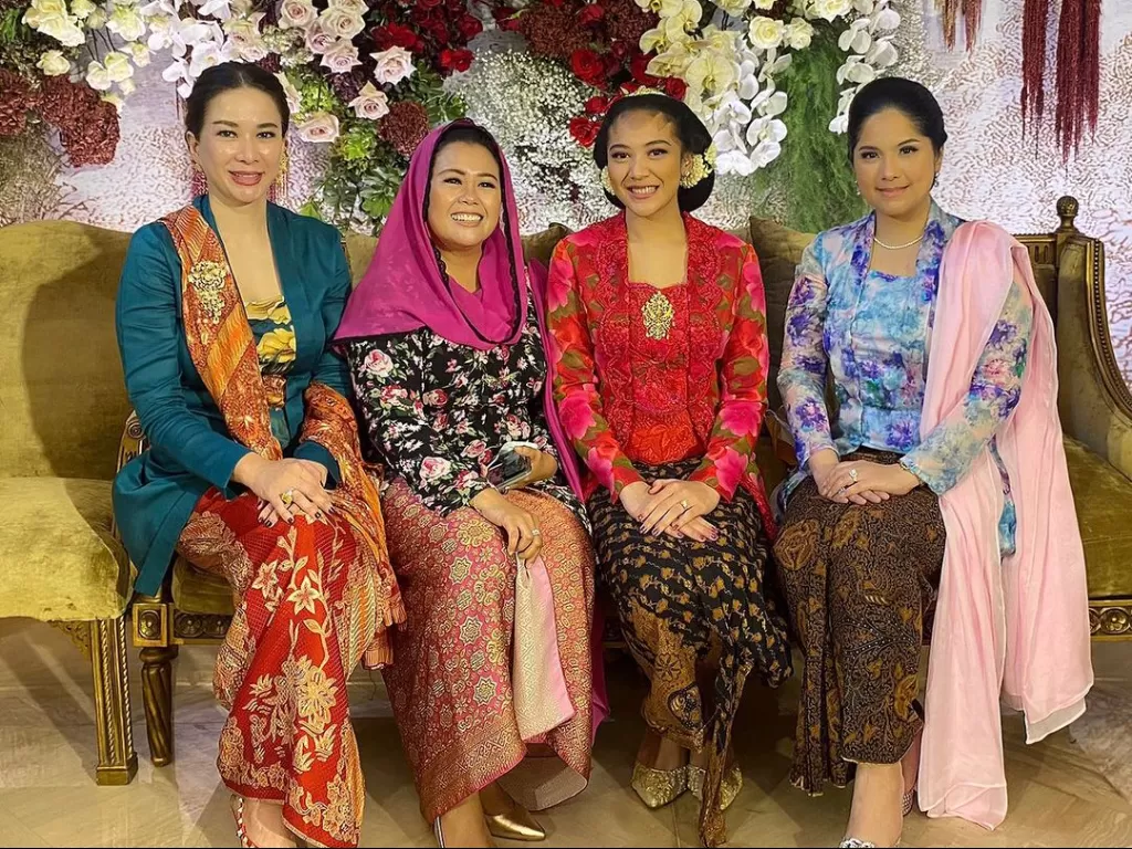 (Dari kiri ke kanan) Istri pengusaha Abdul Latief, Donna Latief, anak Gusdur Yenny Wahid, Putri Tanjung, serta Annisa Pohan. (Instagram/@annisayudhoyono)