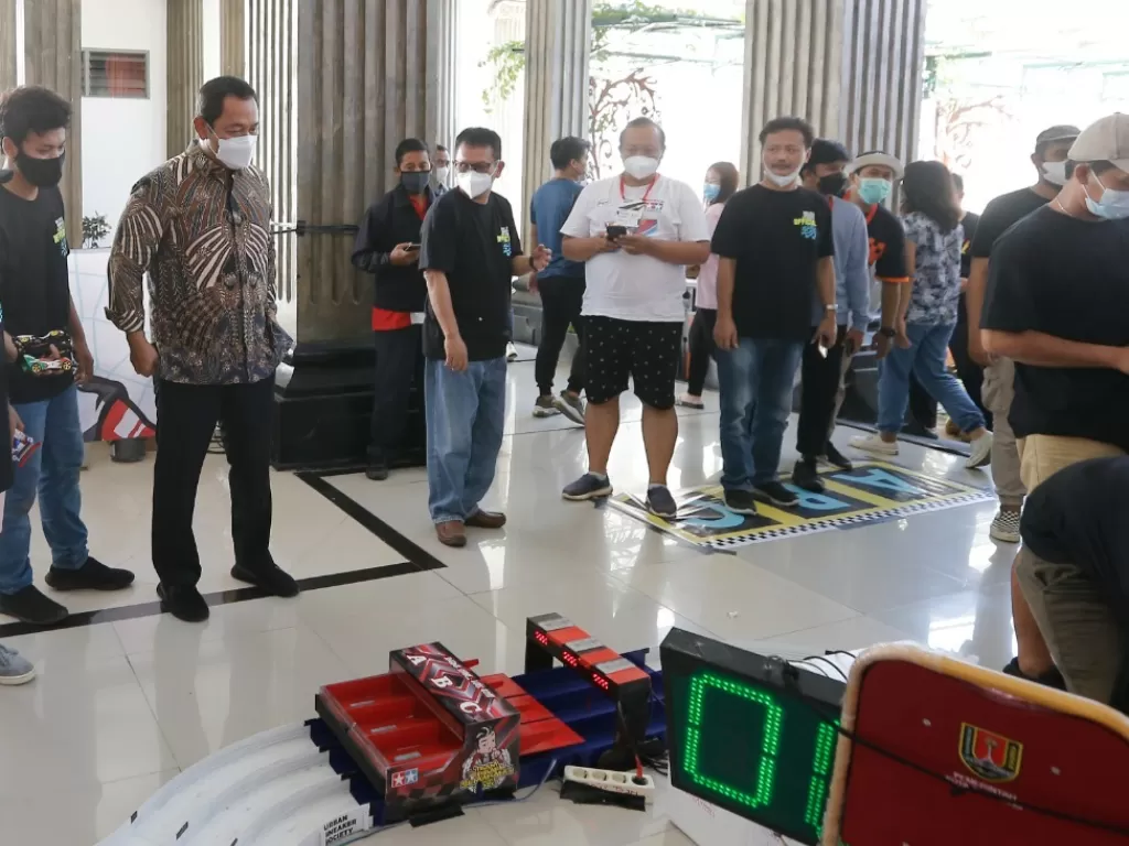 Wali Kota Semarang, Hendrar Prihadimenyaksikan kompetisi 'Walikota Semarang Mini 4WD Race 2022' di hall Balai Kota Semarang, Minggu (20/3).