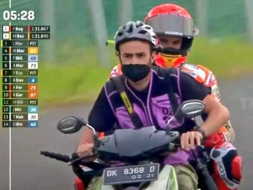 Marc Marquez dibonceng naik motor Vario usai kecelakaan di sesi pemanasan MotoGP Mandalika. (Twitter)