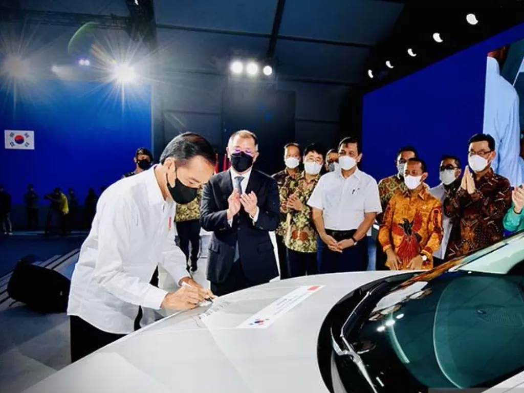 Presiden Joko Widodo membubuhkan tanda tangan pada kap mobil listrik IONIQ 5 saat meresmikan pabrik PT Hyundai Motor Manufacturing Indonesia dan peluncuran mobil listrik IONIQ 5 pertama di Indonesia. (ANTARA/HO-Biro Pers Setpres/Laily Rachev)