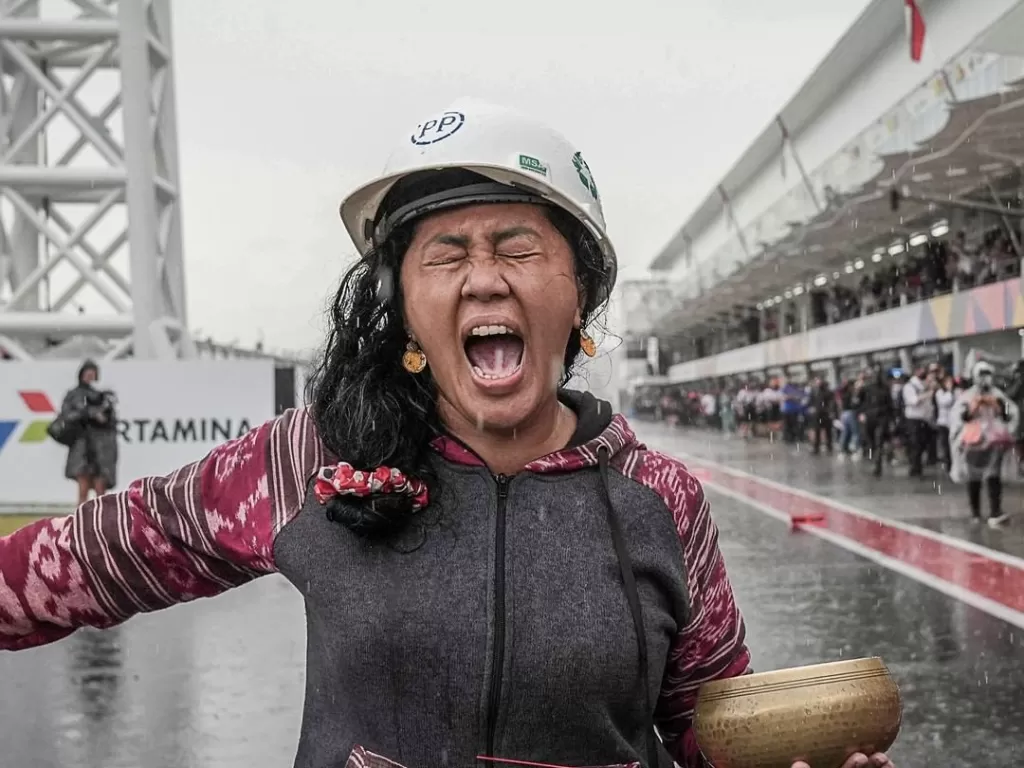 Rara Istiati Wulandari, pawang hujan di acara MotoGP Mandalika. (Instagram/@motogp)