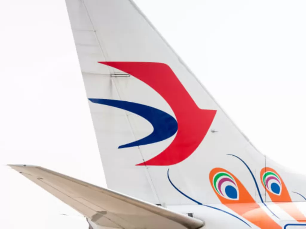 Logo pesawat China Eastern Airlines terlihat pada Boeing 737-800 saat berada di Bandara Internasional Guangzhou Baiyun. (Sopa Images/Lightrocket/Getty Images)