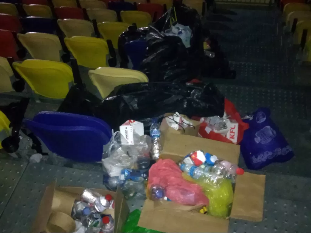 Tumpukan sampah memenuhi barisan tribun sirkuit di Mandalika. (twitter.com/Muhammad_Getar)