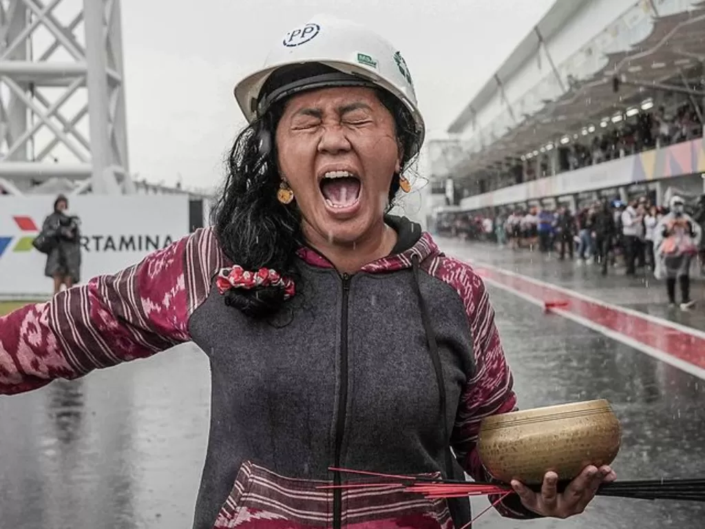 Rara Istiati melakukan ritual menghentikan hujan saat balapan MotoGP Mandalika berlangsung, Minggu (20/3/2022). (Instagram @motogp)