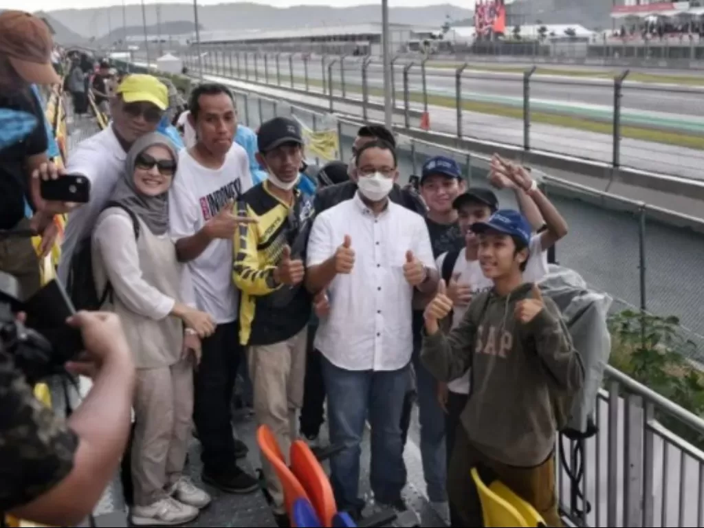Gubernur DKI Jakarta Anies Baswedan (kemeja putih) saat menyaksikan langsung gelaran MotoGP di Sirkuit Mandalika. (Instagra/aniesbaswedan)