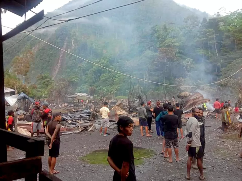 Pemukiman di di Distrik Baya Biru, Kabupaten Paniai, Papua tinggal menyisakan puing setelah dibakar hingga rata dengan tanah oleh KKB. (Dok. Humas Polda Papua)