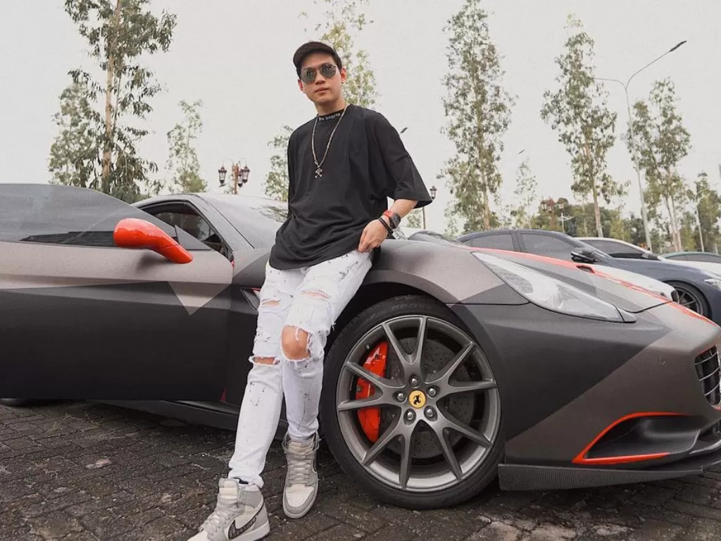 Indra Kenz ternyata hanya membeli mobil Tesla dari Rudy Salim, sedangkan sisanya meminjam untuk membuat konten. (Instagram/@indrakenz)
