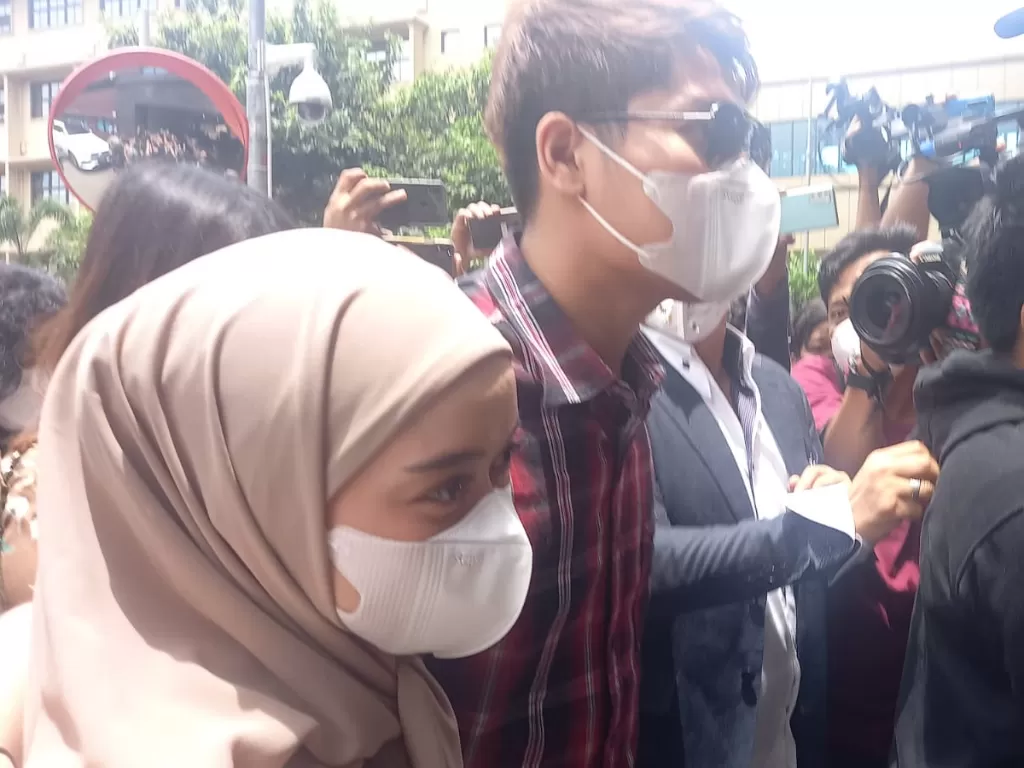 Rizky Billiar dan Lesti Kejora di Bareskrim Polri, Jakarta (INDOZONE/Samsudhuha Wildansyah).