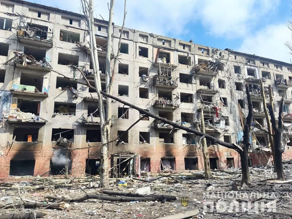 Sebuah apartemen di Ukraina hancur usai terkena rudal Rusia. (REUTERS/HO)