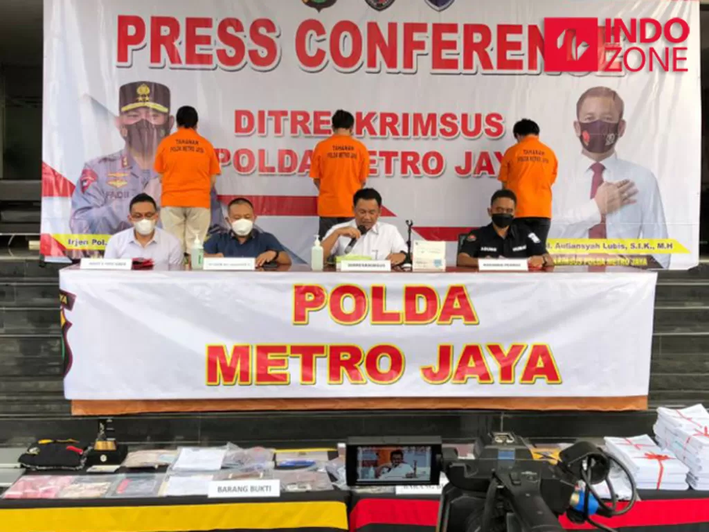Konferensi pers robot treding Fahrenheit di Mapolda Metro Jaya, Jakarta. (INDOZONE/Samsudhuha Wildansyah)