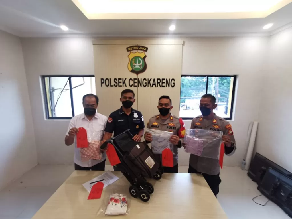 Pihak kepolisian mengamankan barang bukti terkait kasus kekerasan pada anak yang dilakukan dua orang ART di Jakarta Barat. (Dok. Polres Jakbar)