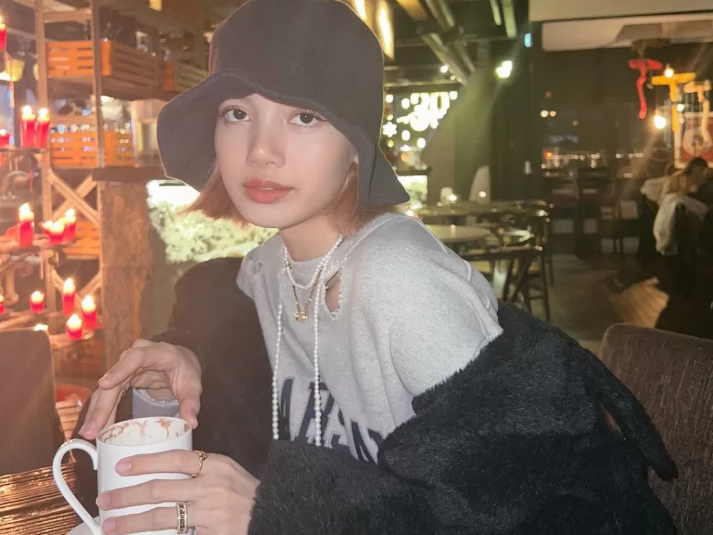 Lisa Blackpink makan bareng teman saat pulang kampung ke Thailand. (Instagram/@Lalisa Manoban, atau lebih dikenal Lisa, pulang kampung ke Thailand. Ia tertangkap keluar dari sebuah restoran bersama teman-temannya. (Instagram/@ lalalalisa_m)
