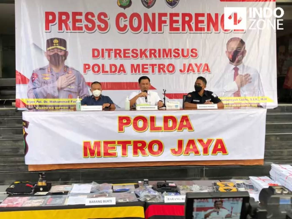 Konferensi pers robot treding Fahrenheit di Mapolda Metro Jaya, Jakarta. (INDOZONE/Samsudhuha Wildansyah).