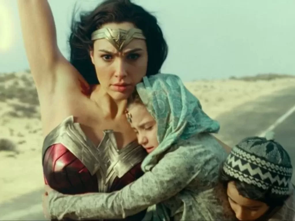 Cuplikan 'Wonder Woman' menyelamatkan dua bocah Mesir. (Variety)