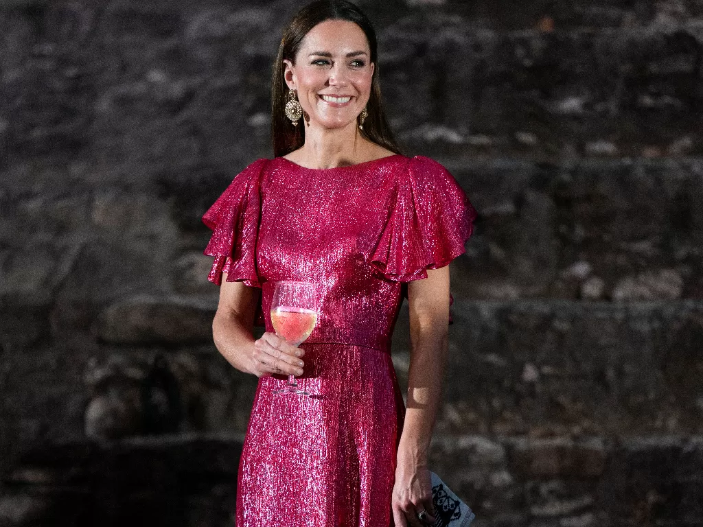 Kate Middleton tampil dengan gaun pink berkilau. (REUTERS/Jane Barlow)