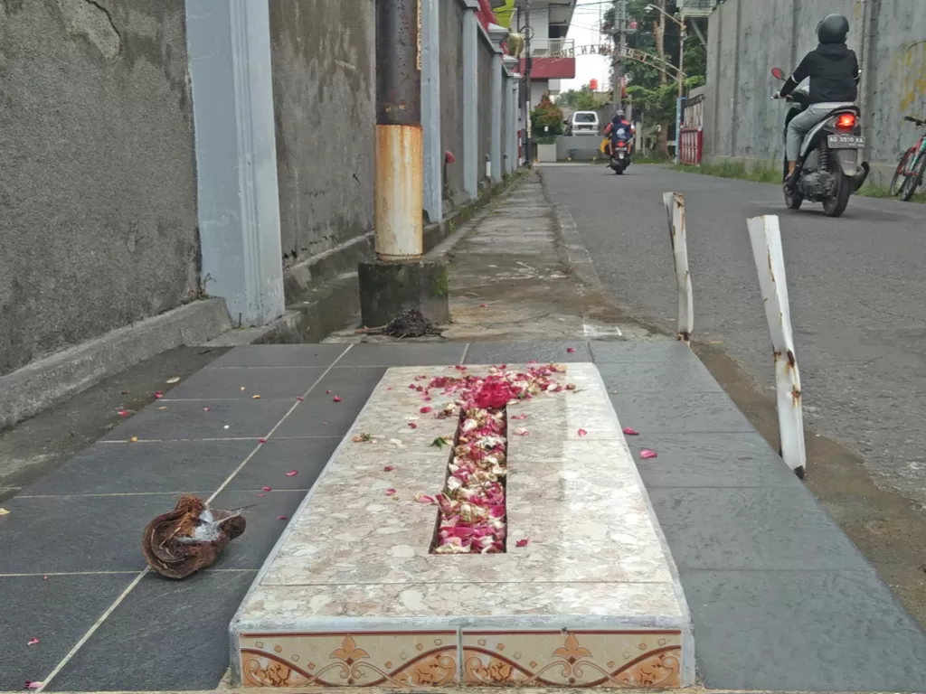 Makam di pinggir jalan raya (Eko Haryanto/IDZ Creators)