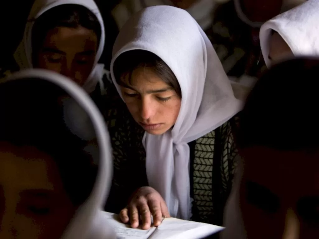 Seorang siswi di Afghanistan (REUTERS/Ahmad Masood)