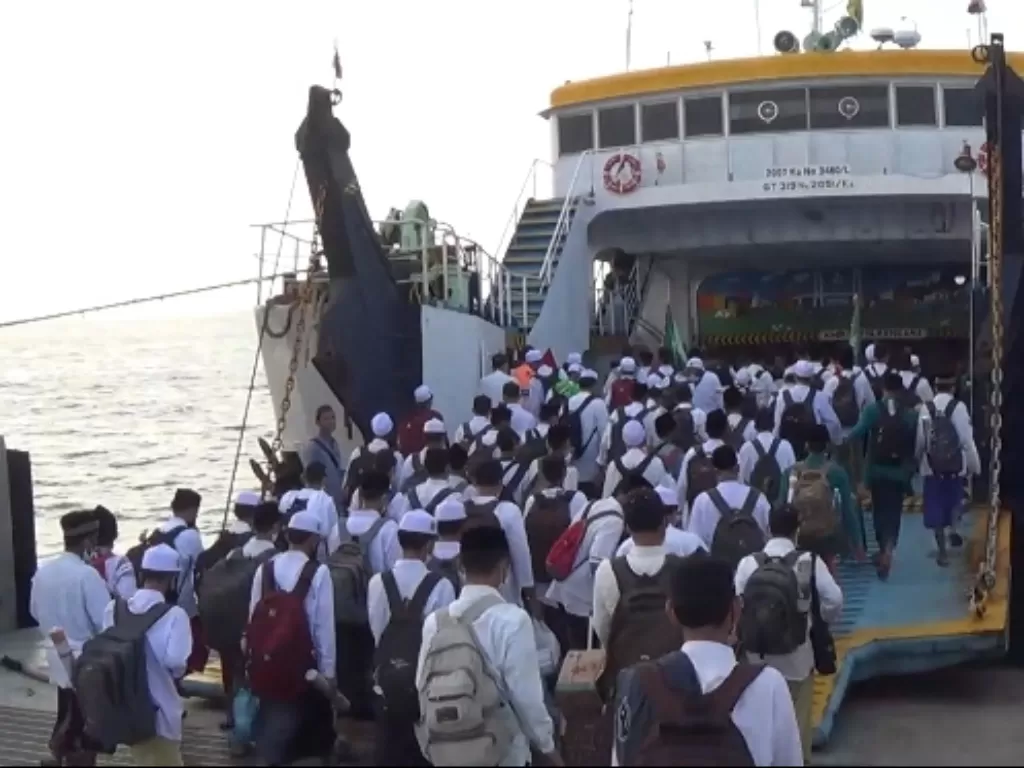Santri mudik naik kapal laut (Dwi Rendra Sandy Farandika/IDZ Creators)