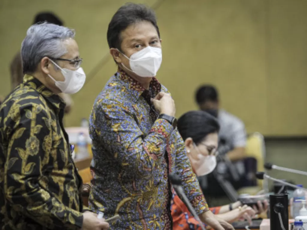 Menteri Kesehatan Budi Gunadi Sadikin (kanan) berbincang dengan Sekjen Kemenkes Kunta Wibawa Dasa Nugraha (kiri) sebelum mengikuti rapat kerja bersama Komisi IX DPR di Kompleks Parlemen, Senayan, Jakarta (ANTARA FOTO/Dhemas Reviyanto)