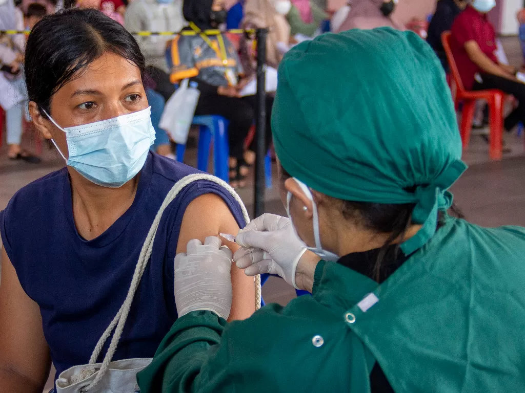Petugas kesehatan menyuntikkan vaksin COVID-19 dosis ketiga atau booster kepada warga di Mall Botania Dua, Batam, Kepulauan Riau, Kamis (24/3/2022). (ANTARA/Teguh Prihatna)