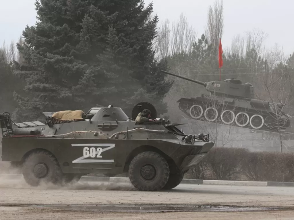 Kendaraan lapis baja Rusia melintasi sebuah jalan di Kota Armyansk, Ukraina. (REUTERS/Stringer)