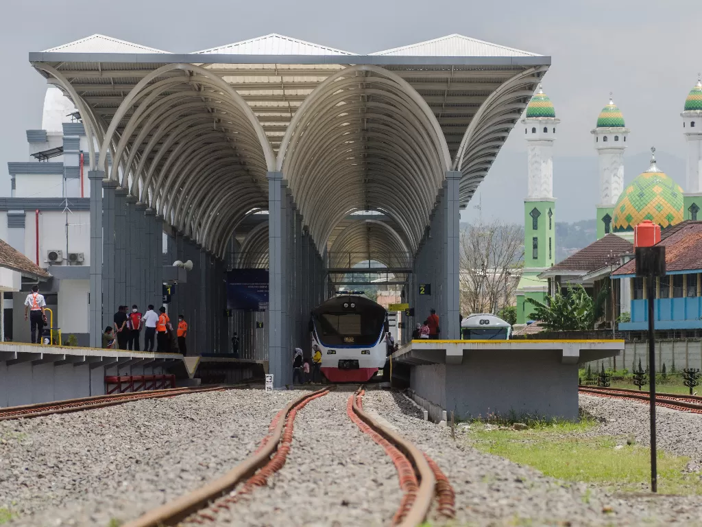 Warga melihat kereta api Inspeksi yang melintasi jalur rel di Stasiun Garut, Garut, Jawa Barat. (ANTARA/Novrian Arbi)