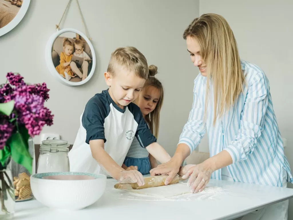 Ilustrasi ibu dan anak sedang membuat kue. (Pexels/Ivan Samkov)