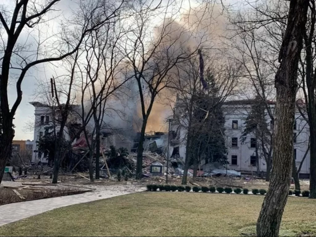 Gedung Teater di Mariupol dapat serangan bom oleh tentara Rusia. (REUTERS/HO)