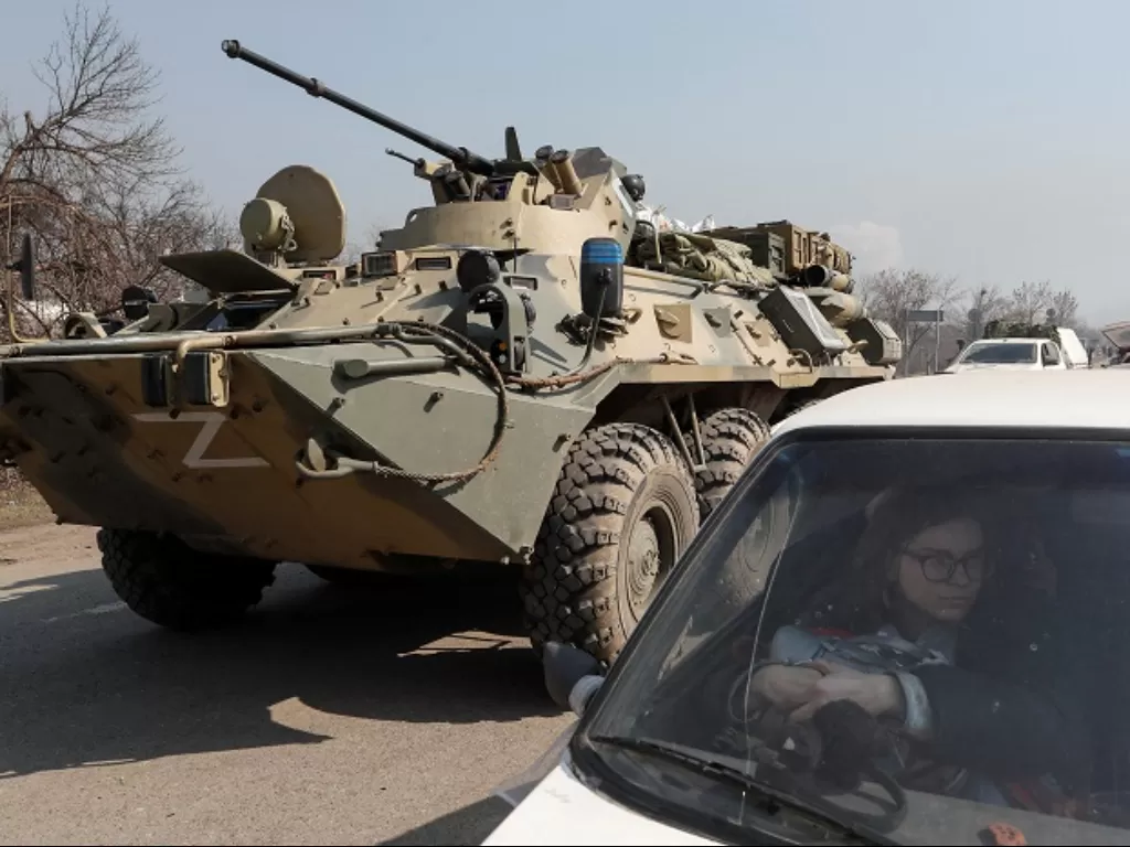 Tank Rusia melintas di pusat kota Mariupol, Ukraina. (REUTERS/Alexander Ermochenko)